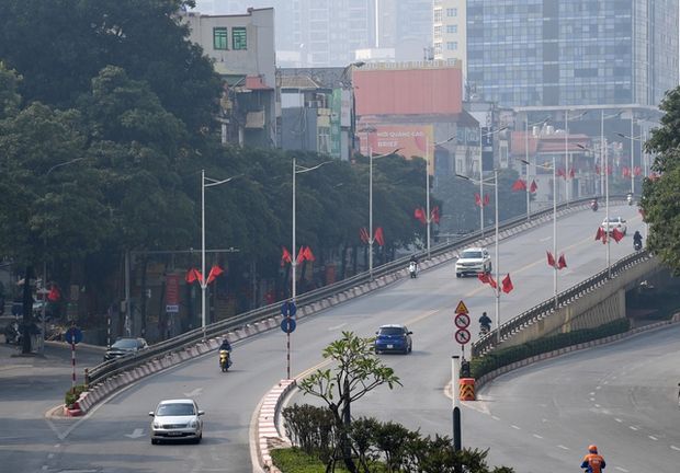  Những tuyến phố Hà Nội hằng ngày đông đúc bỗng yên bình trong ngày 30 Tết - Ảnh 9.