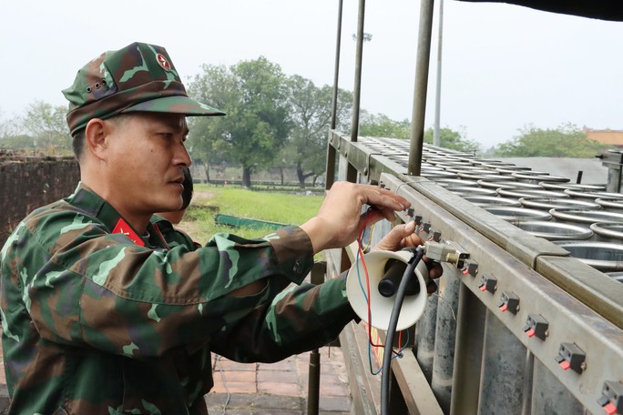 Cận cảnh những giàn pháo hoa sẵn sàng khai hỏa đêm giao thừa - Ảnh 2.