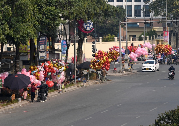  Những tuyến phố Hà Nội hằng ngày đông đúc bỗng yên bình trong ngày 30 Tết - Ảnh 8.