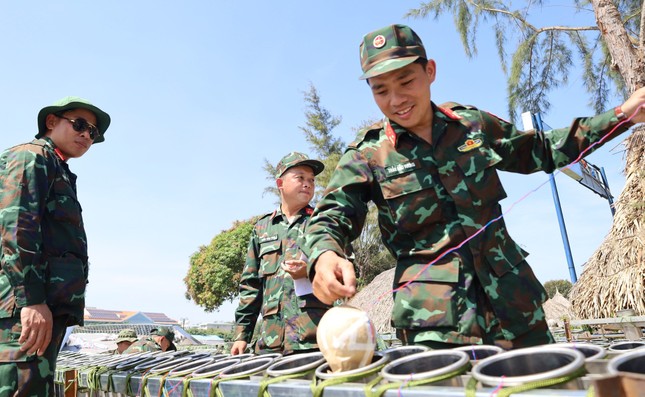 Bên trong trận địa pháo hoa tầm cao ở Cần Thơ trước giờ khai hỏa - Ảnh 8.