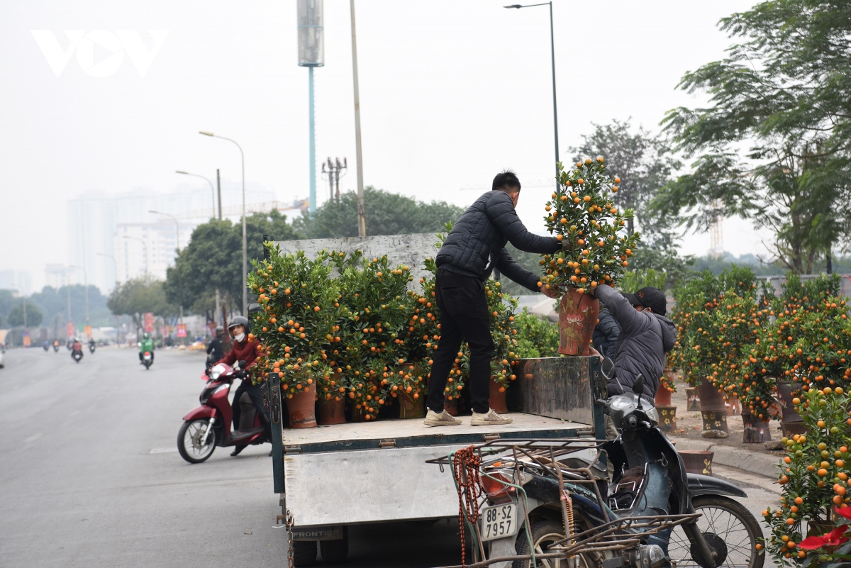 Hàng Tết ế ẩm, người buôn bán ồ ạt xả hàng vẫn vắng khách - Ảnh 9.