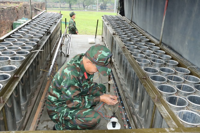 Cận cảnh những giàn pháo hoa sẵn sàng khai hỏa đêm giao thừa - Ảnh 1.