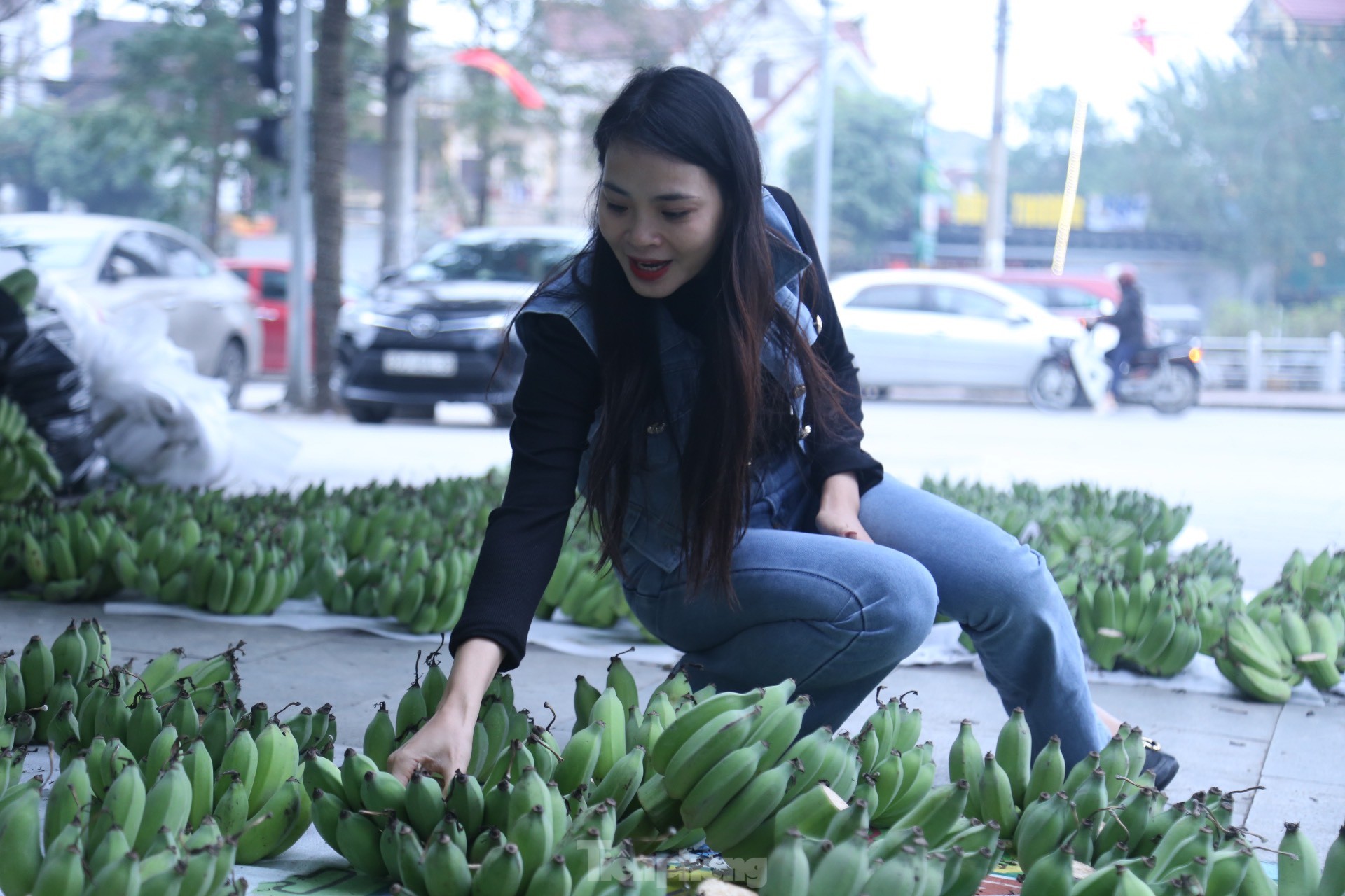 400.000 đồng/nải chuối xanh Tết, tiểu thương đếm quả lấy tiền - Ảnh 3. 400.000 đồng/nải chuối xanh Tết, tiểu thương đếm quả lấy tiền - Ảnh 3.