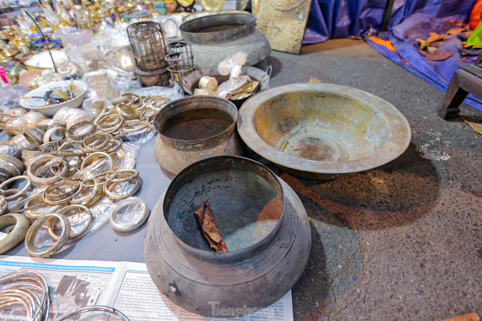 Ngày cuối thảnh thơi, đi chợ Tết mua đồ cổ, đồ cũ - Ảnh 11.