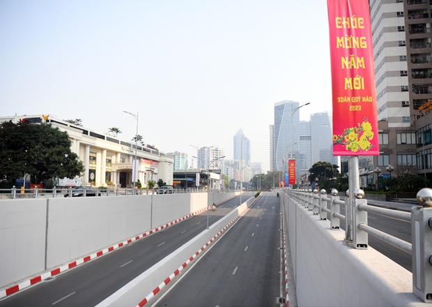  Những tuyến phố Hà Nội hằng ngày đông đúc bỗng yên bình trong ngày 30 Tết - Ảnh 5.