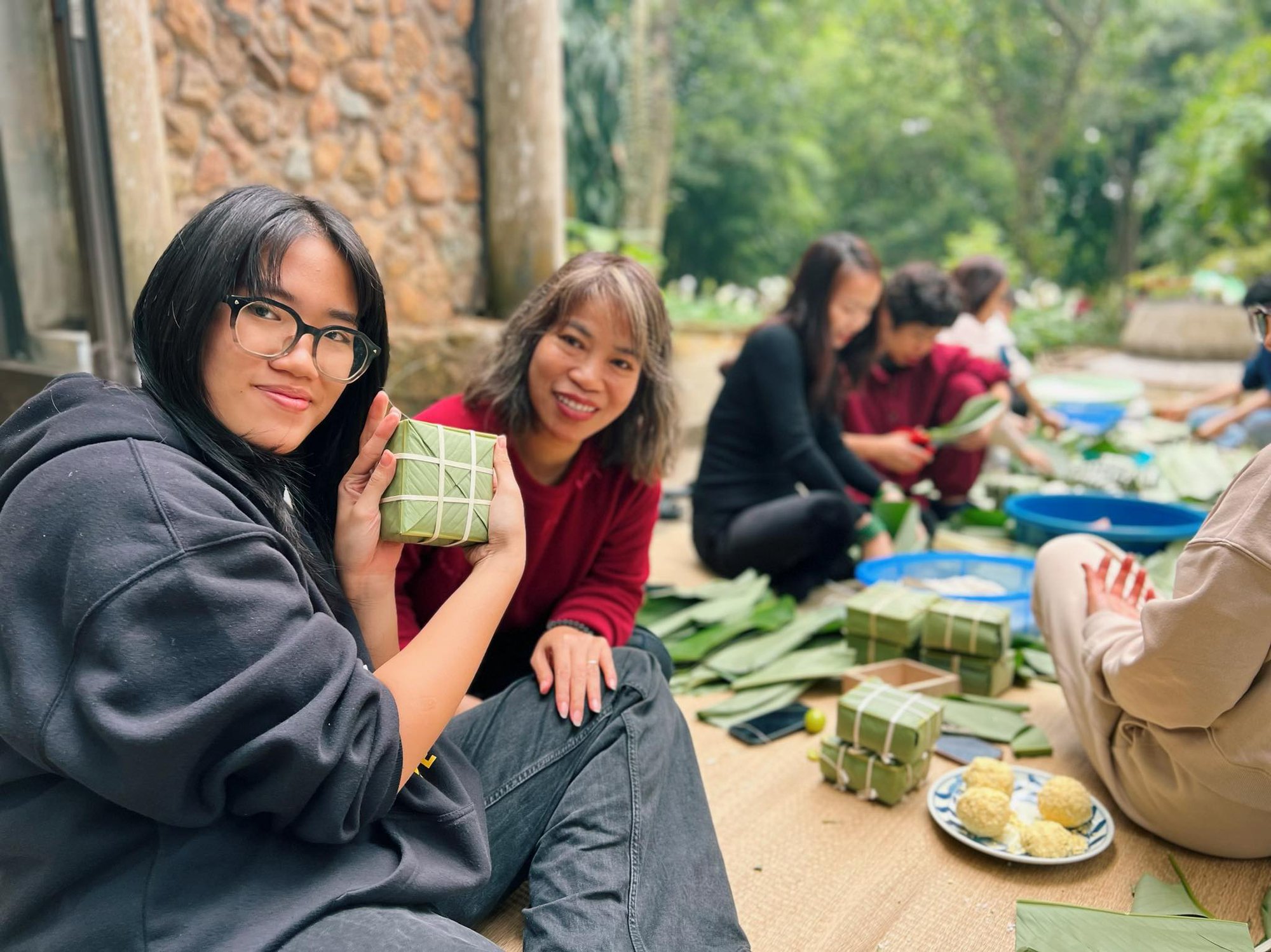 Bố mẹ đưa con đi du lịch trải nghiệm Tết xưa, tự nấu bánh chưng, tự kho cá bằng nồi đất - xu hướng mùa Tết của nhiều gia đình hiện đại - Ảnh 4.