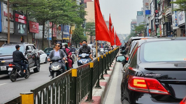 Khu vực Văn Miếu - Quốc Tử Giám kẹt cứng, nhiều người bỏ cuộc xin chữ đầu năm - Ảnh 1.