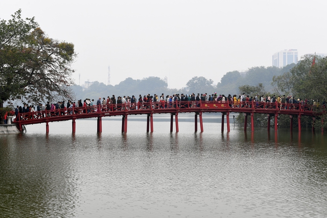  Người dân đổ ra đường du xuân trong ngày đầu tiên của năm Quý Mão  - Ảnh 5.