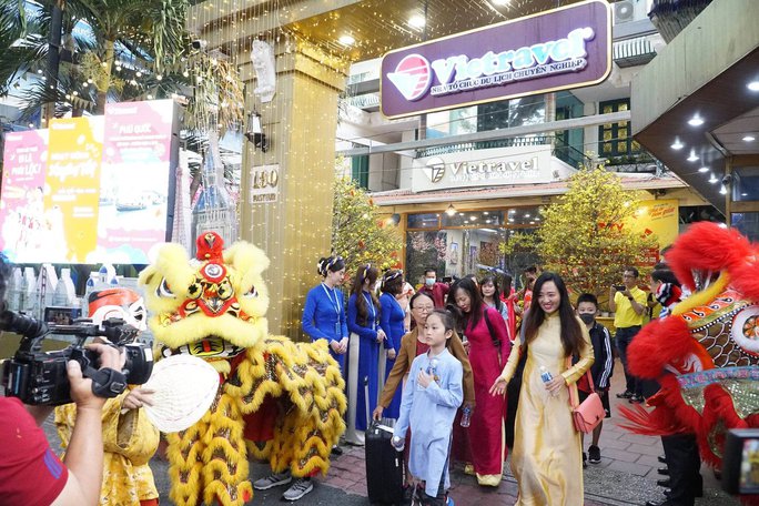 Du khách nườm nượp du lịch từ mùng 1 Tết - Ảnh 1. Du khách nườm nượp du lịch từ mùng 1 Tết - Ảnh 1.