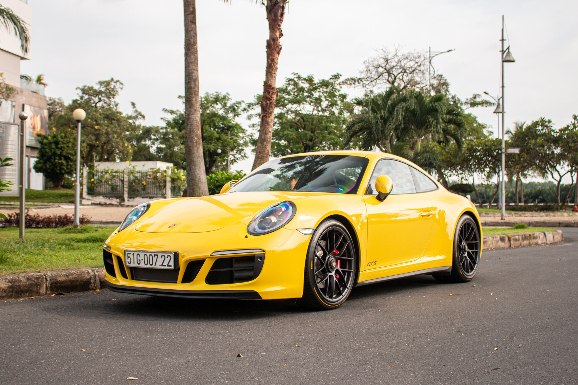 Porsche 918 Spyder và loạt siêu xe tại TP.HCM ra đường đón năm mới - Ảnh 24.