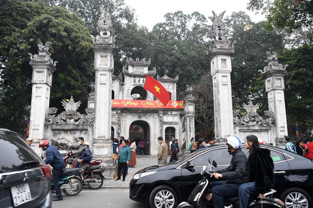  Người dân đổ ra đường du xuân trong ngày đầu tiên của năm Quý Mão  - Ảnh 15.