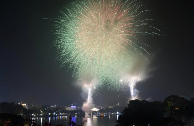  Pháo hoa rực rỡ bầu trời chào đón năm mới Quý Mão 2023 - Ảnh 1.