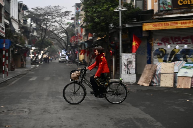  Một Hà Nội thật bình yên trong buổi sáng đầu tiên của năm mới 2023  - Ảnh 17.