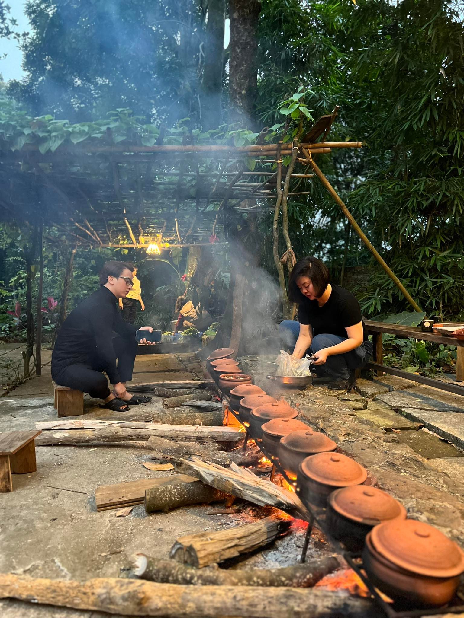 Bố mẹ đưa con đi du lịch trải nghiệm Tết xưa, tự nấu bánh chưng, tự kho cá bằng nồi đất - xu hướng mùa Tết của nhiều gia đình hiện đại - Ảnh 8.