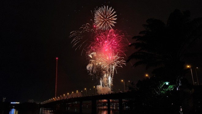  Pháo hoa rực rỡ bầu trời chào đón năm mới Quý Mão 2023 - Ảnh 31.