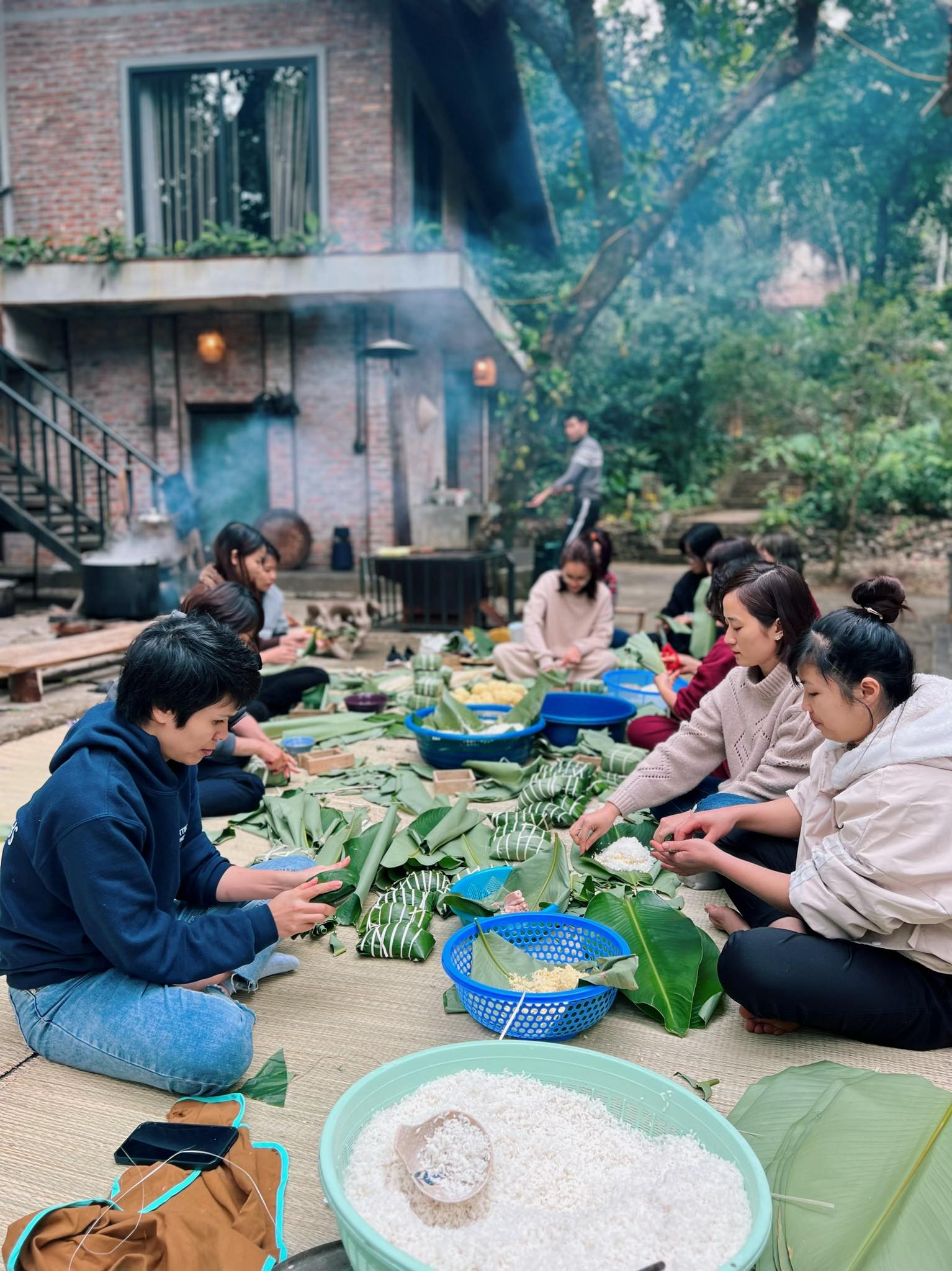 Bố mẹ đưa con đi du lịch trải nghiệm Tết xưa, tự nấu bánh chưng, tự kho cá bằng nồi đất - xu hướng mùa Tết của nhiều gia đình hiện đại - Ảnh 6.