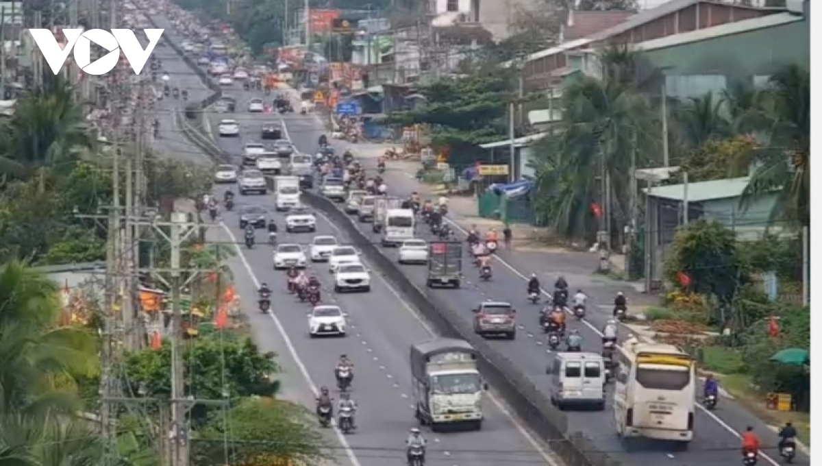 Người dân ra đường đi chơi Tết, gây ùn ứ giao thông tại cầu Rạch Miễu, Tiền Giang - Ảnh 3.