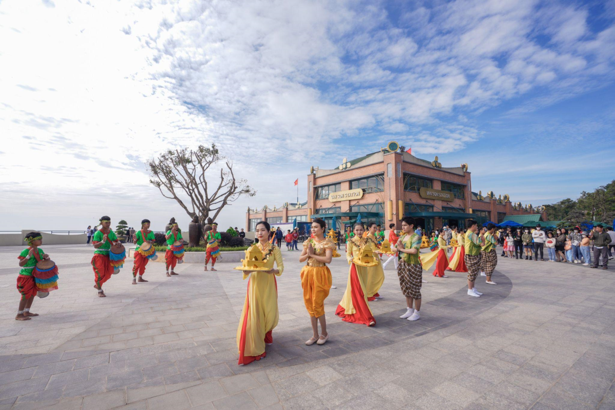 Điểm danh các lễ hội đầu xuân lớn bậc nhất Việt Nam để xách balo lên và đi - Ảnh 7.