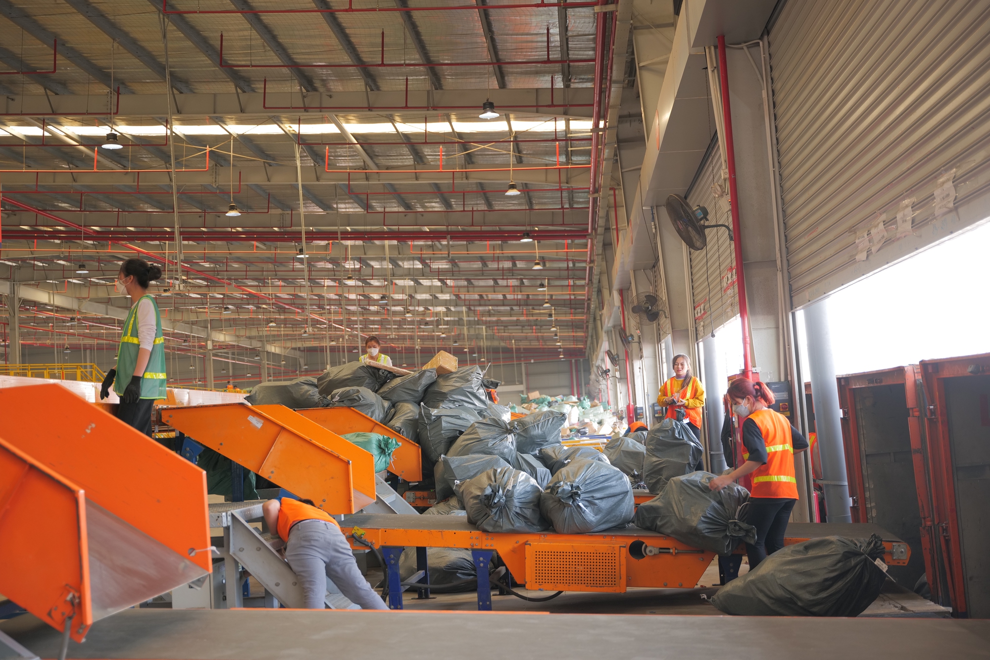 Kho chia chọn triệu USD của GHN tại Hà Nội: Công nghệ tự cân đo khối lượng, kích thước và phân loại kiện hàng, xử lý tới 3,5 triệu đơn/ngày - Ảnh 4. Kho chia chọn triệu USD của GHN tại Hà Nội: Công nghệ tự cân đo khối lượng, kích thước và phân loại kiện hàng, xử lý tới 3,5 triệu đơn/ngày - Ảnh 4.