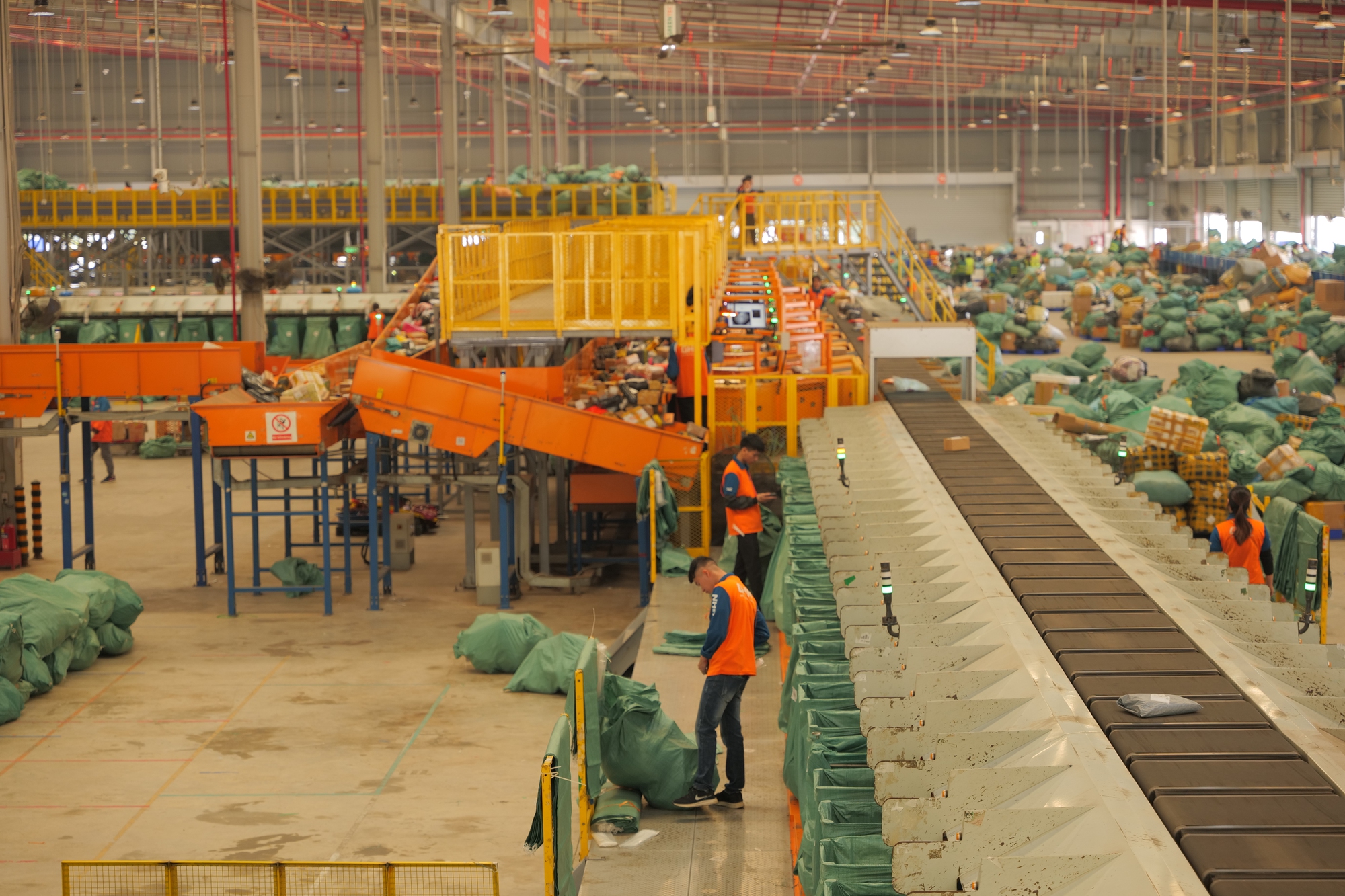 Kho chia chọn triệu USD của GHN tại Hà Nội: Công nghệ tự cân đo khối lượng, kích thước và phân loại kiện hàng, xử lý tới 3,5 triệu đơn/ngày - Ảnh 2. Kho chia chọn triệu USD của GHN tại Hà Nội: Công nghệ tự cân đo khối lượng, kích thước và phân loại kiện hàng, xử lý tới 3,5 triệu đơn/ngày - Ảnh 2.