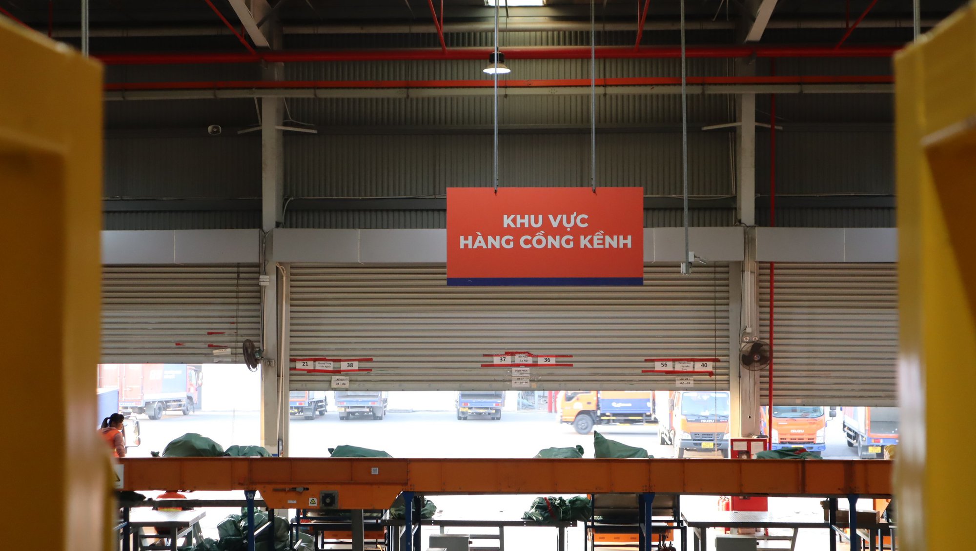 Kho chia chọn triệu USD của GHN tại Hà Nội: Công nghệ tự cân đo khối lượng, kích thước và phân loại kiện hàng, xử lý tới 3,5 triệu đơn/ngày - Ảnh 16. Kho chia chọn triệu USD của GHN tại Hà Nội: Công nghệ tự cân đo khối lượng, kích thước và phân loại kiện hàng, xử lý tới 3,5 triệu đơn/ngày - Ảnh 16.