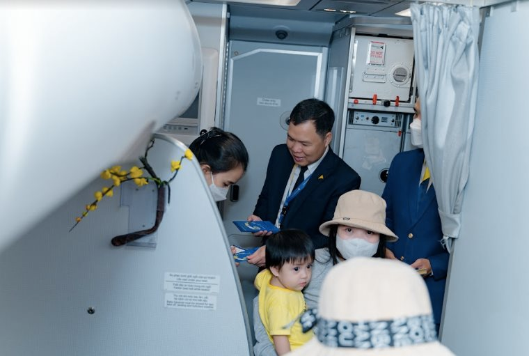 Hành khách “bay” ngày đầu năm được lãnh đạo các hãng hàng không “lì xì” - Ảnh 1. Hành khách “bay” ngày đầu năm được lãnh đạo các hãng hàng không “lì xì” - Ảnh 1.