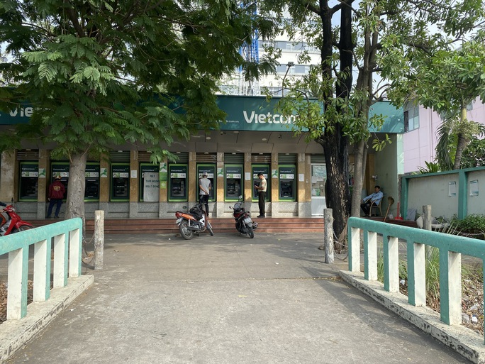 Hình ảnh khác lạ tại các trụ ATM dịp Tết Quý Mão - Ảnh 2. Hình ảnh khác lạ tại các trụ ATM dịp Tết Quý Mão - Ảnh 2.