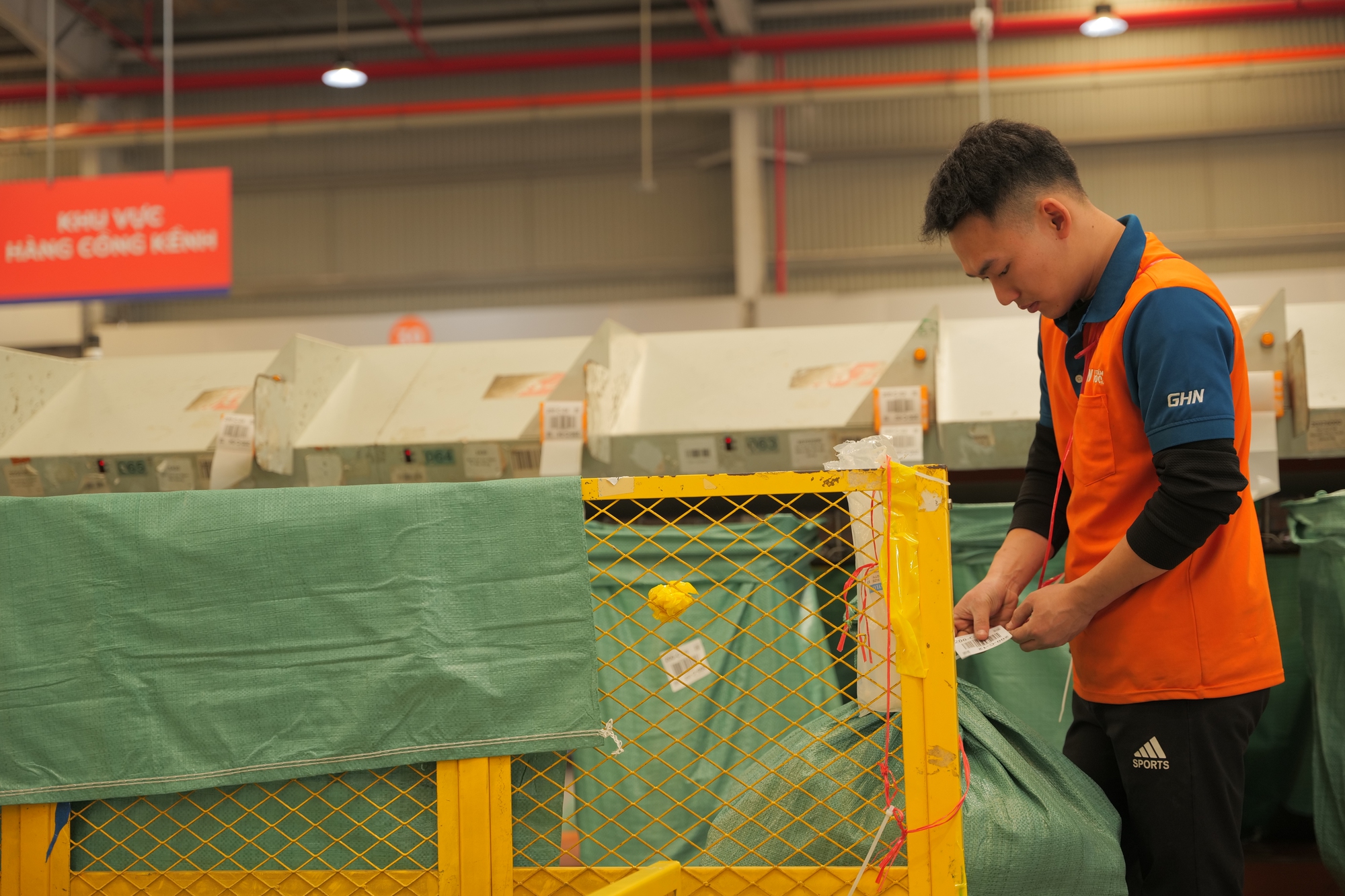 Kho chia chọn triệu USD của GHN tại Hà Nội: Công nghệ tự cân đo khối lượng, kích thước và phân loại kiện hàng, xử lý tới 3,5 triệu đơn/ngày - Ảnh 13. Kho chia chọn triệu USD của GHN tại Hà Nội: Công nghệ tự cân đo khối lượng, kích thước và phân loại kiện hàng, xử lý tới 3,5 triệu đơn/ngày - Ảnh 13.