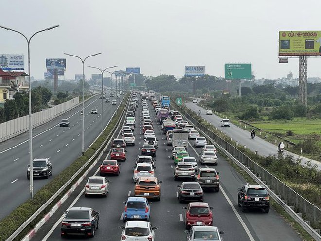 Vành đai 3 từ Phạm Hùng tới trạm thu phí Pháp Vân ùn tắc trong sáng mùng 2 tết - Ảnh 10.