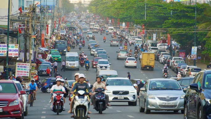 Biển Vũng Tàu ken đặc người trong ngày mùng 2 Tết - Ảnh 1.