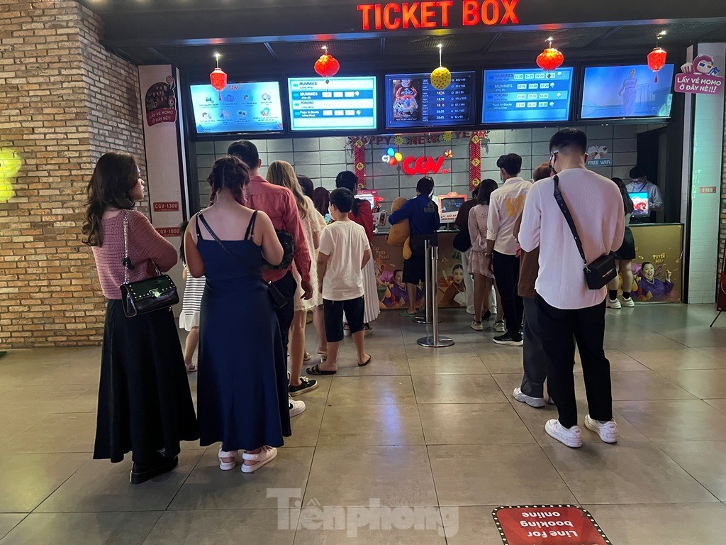 Mùng 2 Tết, quán cà phê, hàng ăn ở Hà Nội, TPHCM đông kín khách - Ảnh 15.