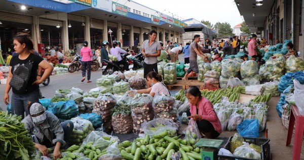 Hàng nghìn tấn rau củ, hoa quả đổ về các chợ đầu mối xuyên Tết - Ảnh 1.