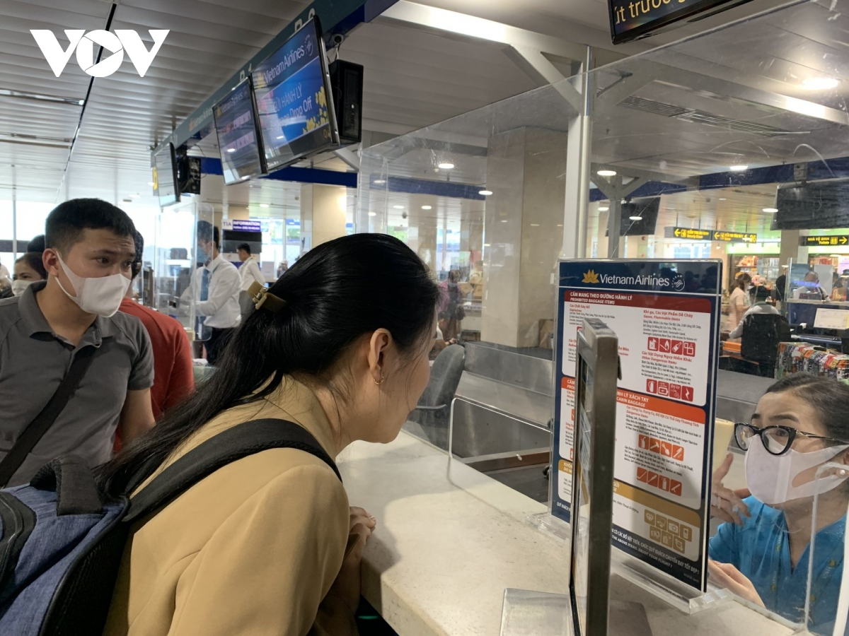Mùng 3 Tết, khách đi sân bay Tân Sơn Nhất tăng kỷ lục - Ảnh 2.