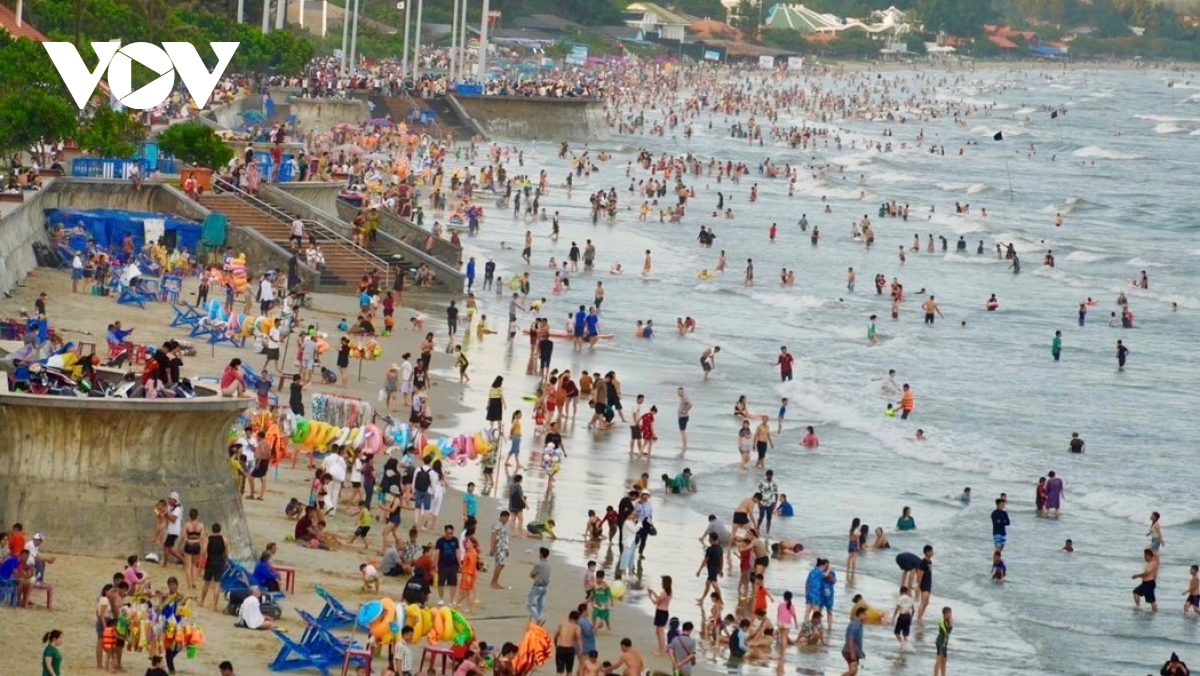 Du khách ghé thăm biển Vũng Tàu đông, giá hải sản tăng đột biến - Ảnh 2. Du khách ghé thăm biển Vũng Tàu đông, giá hải sản tăng đột biến - Ảnh 2.