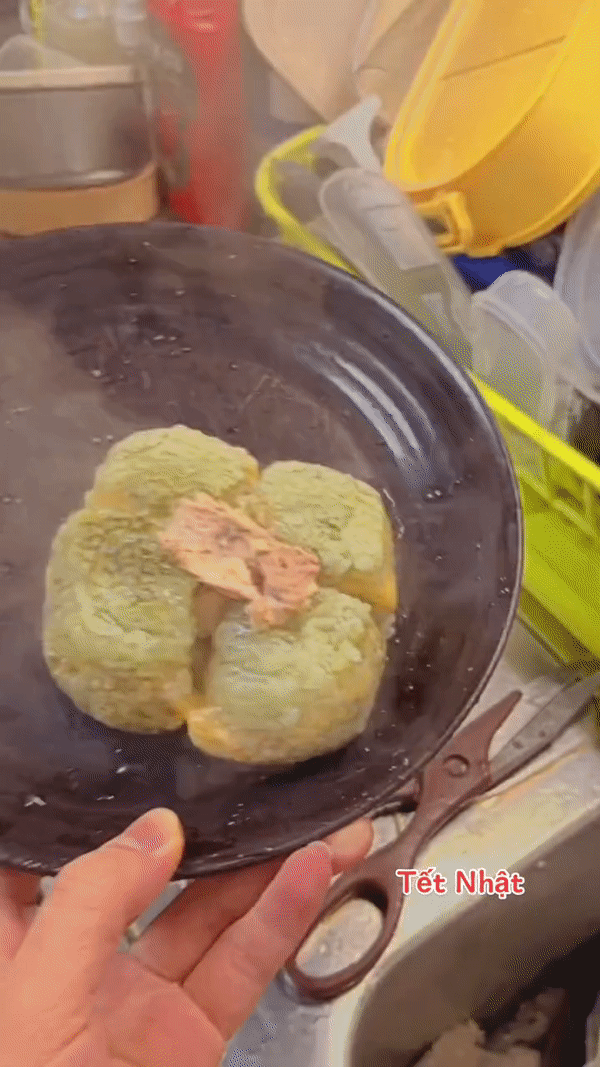 Ở nước ngoài khó mua lá dong, du học sinh Nhật sáng tạo cách nấu bánh chưng có 1-0-2 - Ảnh 8.