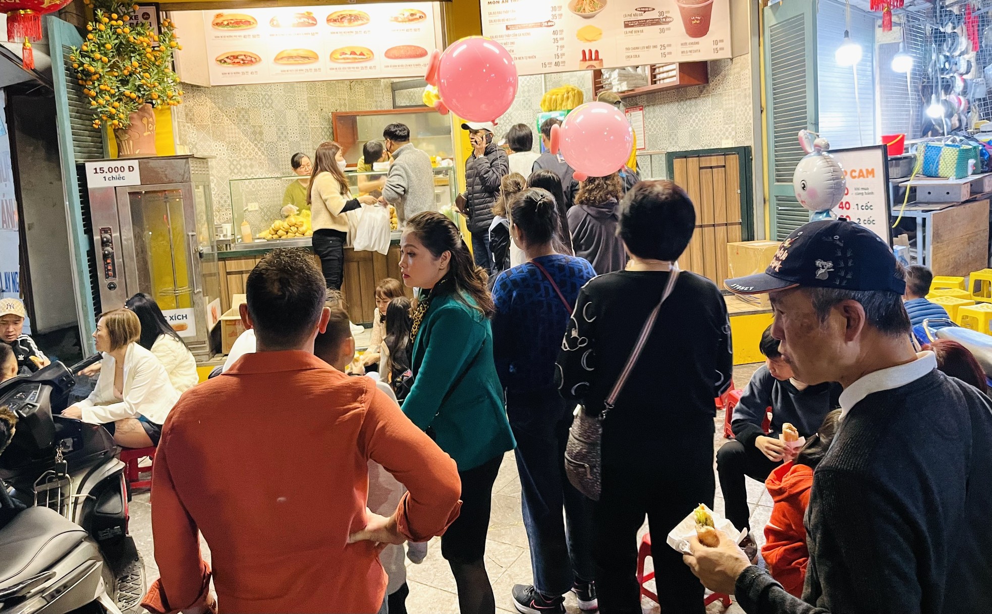 Mùng 2 Tết, quán cà phê, hàng ăn ở Hà Nội, TPHCM đông kín khách - Ảnh 6.
