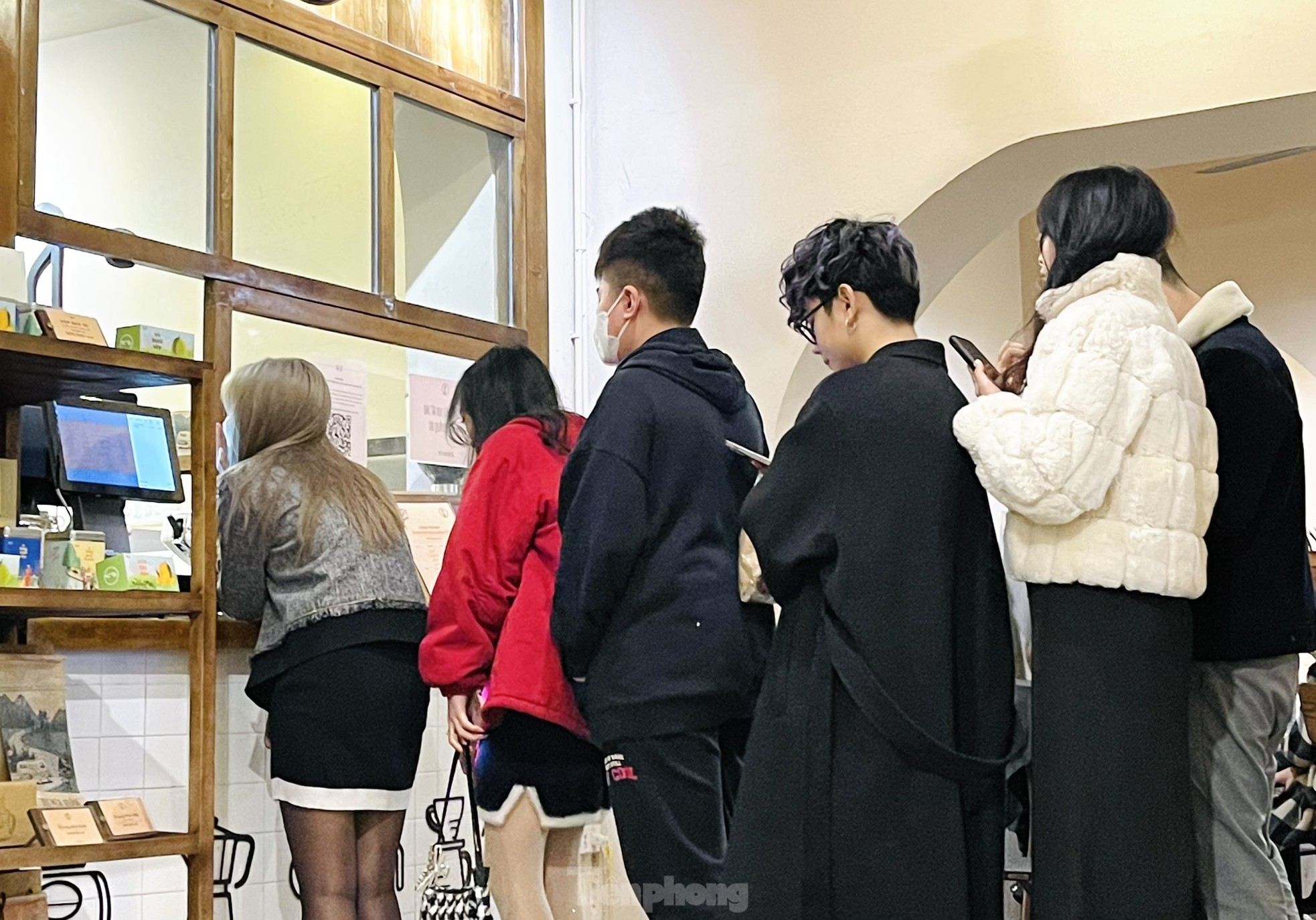 Mùng 2 Tết, quán cà phê, hàng ăn ở Hà Nội, TPHCM đông kín khách - Ảnh 1.