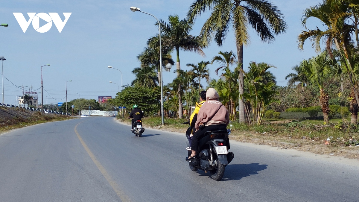 Ngày Tết, nhan nhản tình trạng không đội mũ bảo hiểm khi tham gia giao thông - Ảnh 14.