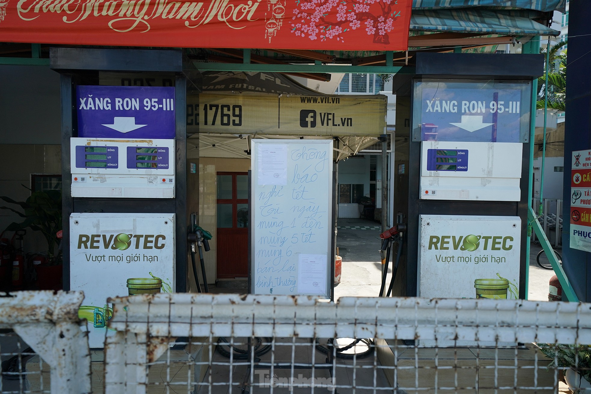 Nhiều cây xăng ở TPHCM thản nhiên... nghỉ Tết - Ảnh 6. Nhiều cây xăng ở TPHCM thản nhiên... nghỉ Tết - Ảnh 6.