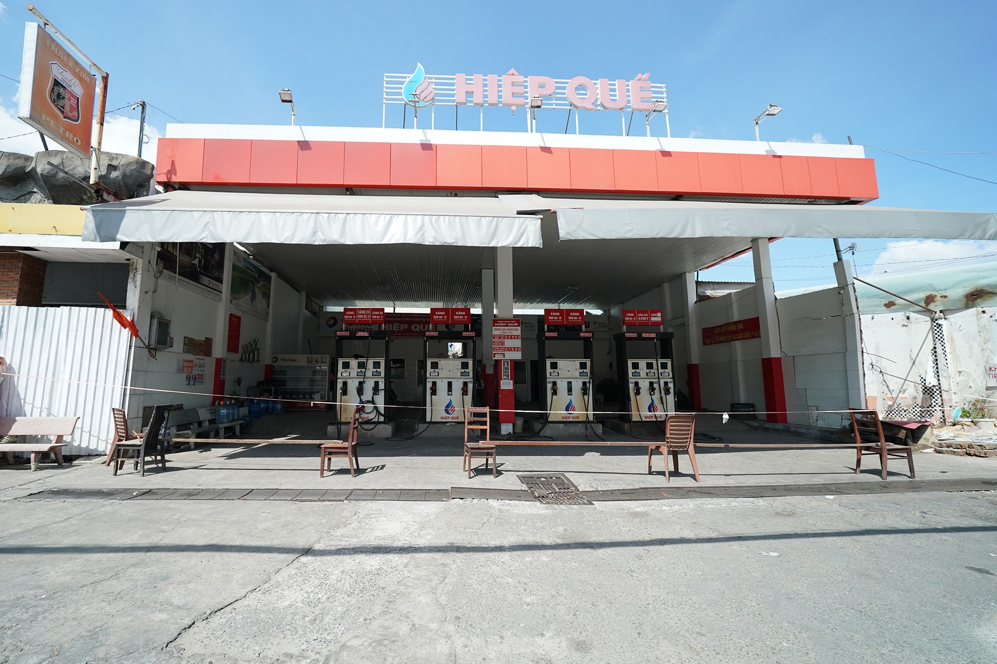 Nhiều cây xăng ở TPHCM thản nhiên... nghỉ Tết - Ảnh 4. Nhiều cây xăng ở TPHCM thản nhiên... nghỉ Tết - Ảnh 4.