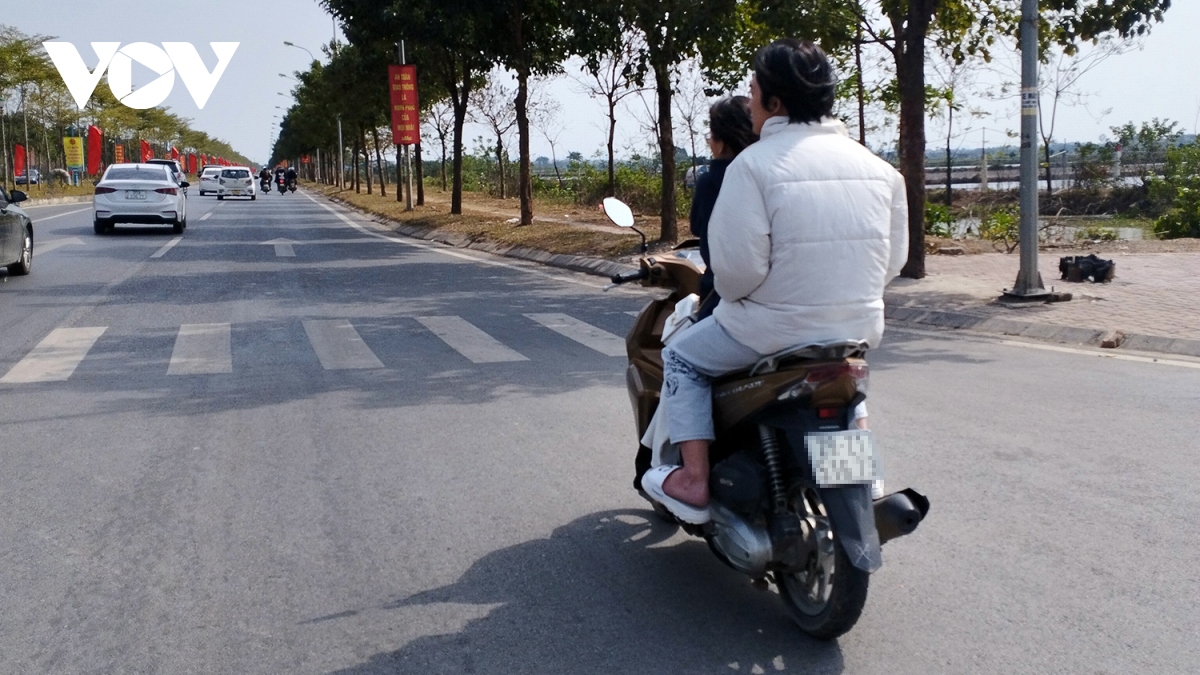 Ngày Tết, nhan nhản tình trạng không đội mũ bảo hiểm khi tham gia giao thông - Ảnh 9.