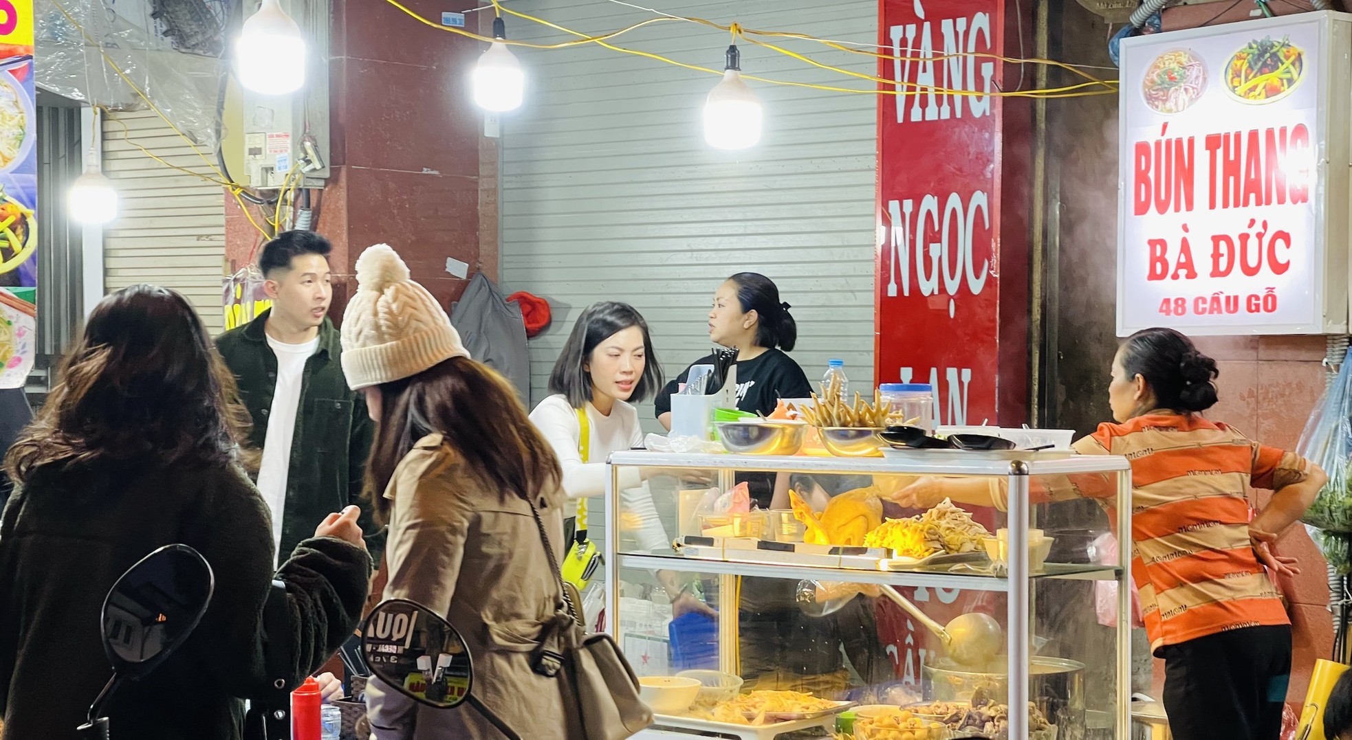 Mùng 2 Tết, quán cà phê, hàng ăn ở Hà Nội, TPHCM đông kín khách - Ảnh 7.