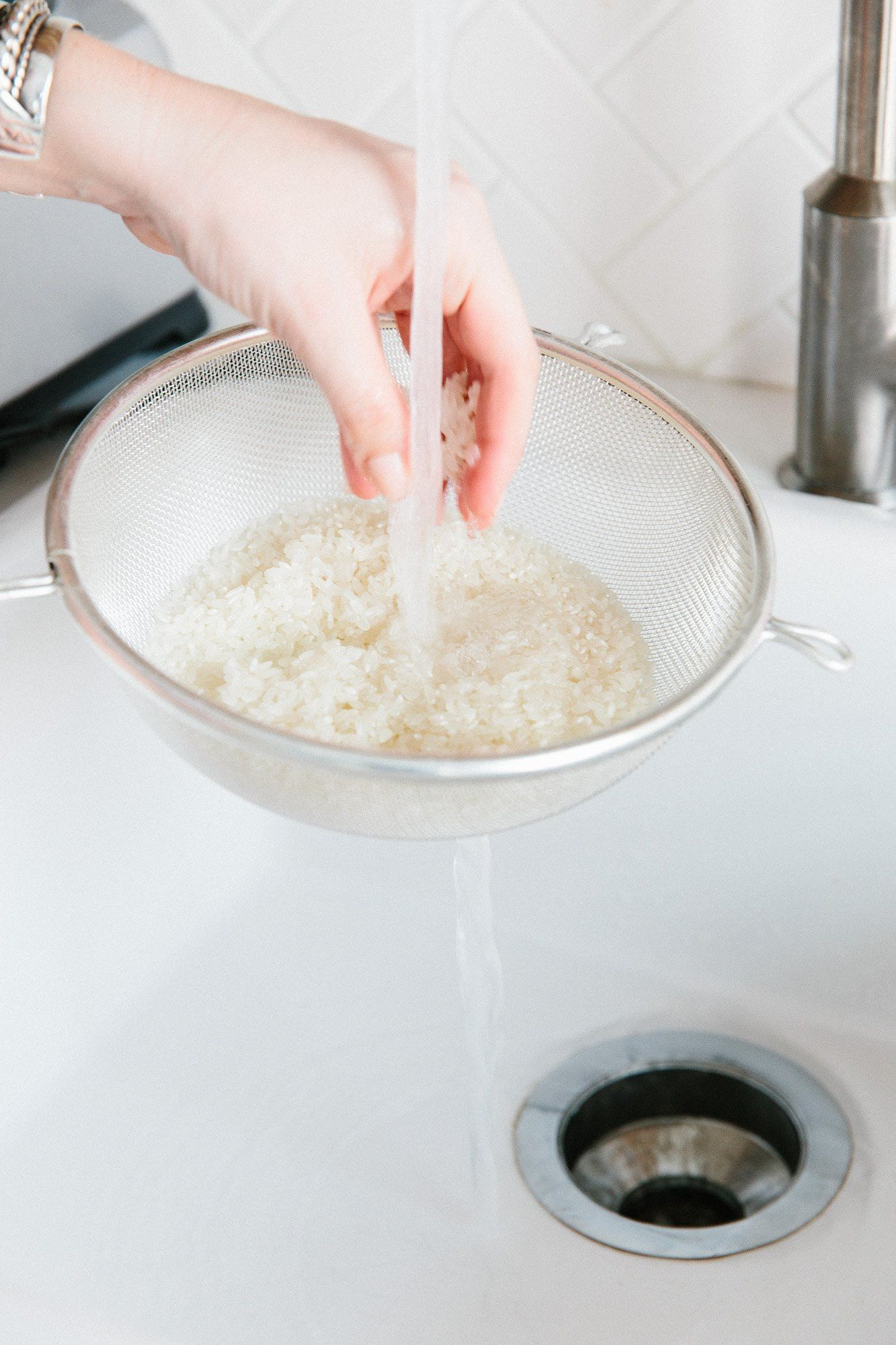 Nước vo gạo: Chất tẩy rửa không tốn một đồng mà hầu như tất cả chúng ta đều lãng quên - Ảnh 2.