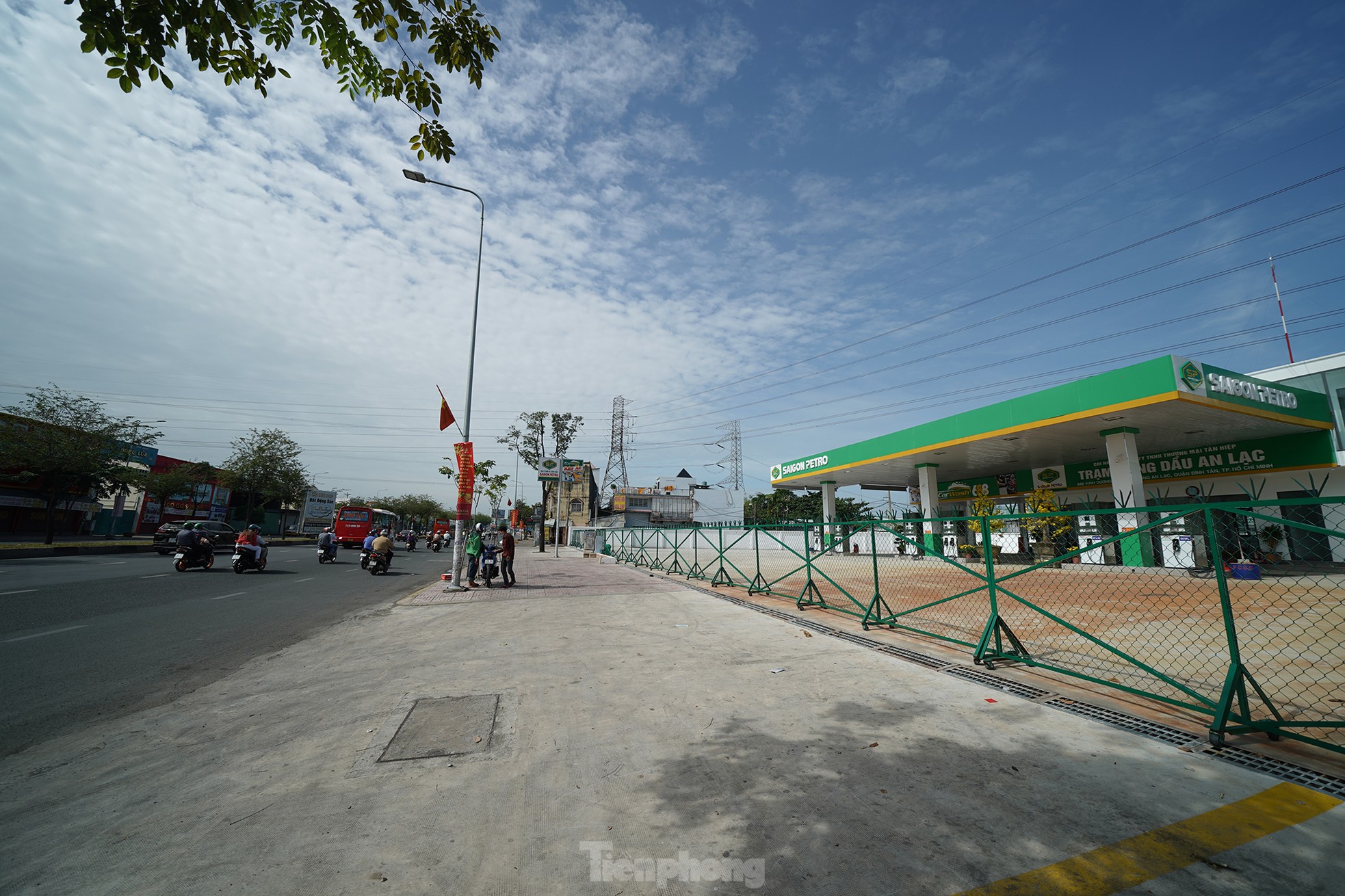 Hàng loạt cây xăng ở TPHCM tiếp tục đóng cửa mùng 4 Tết - Ảnh 8.