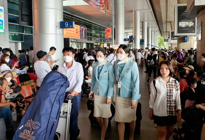 Mùng 4 Tết, sân bay Tân Sơn Nhất đón lượng khách kỷ lục - Ảnh 1.