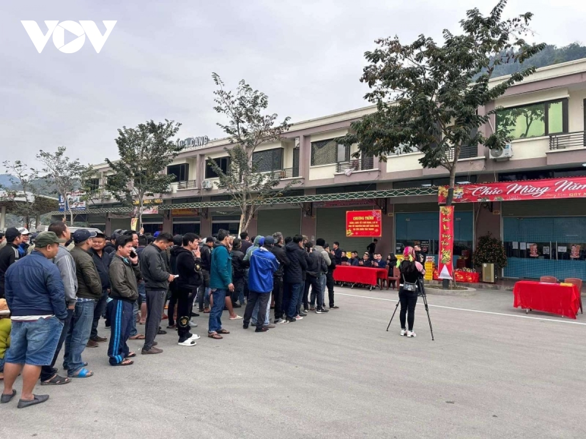 Gần 150 xe hàng xuất khẩu ngày mùng 3 Tết Nguyên đán ở Lạng Sơn - Ảnh 2.