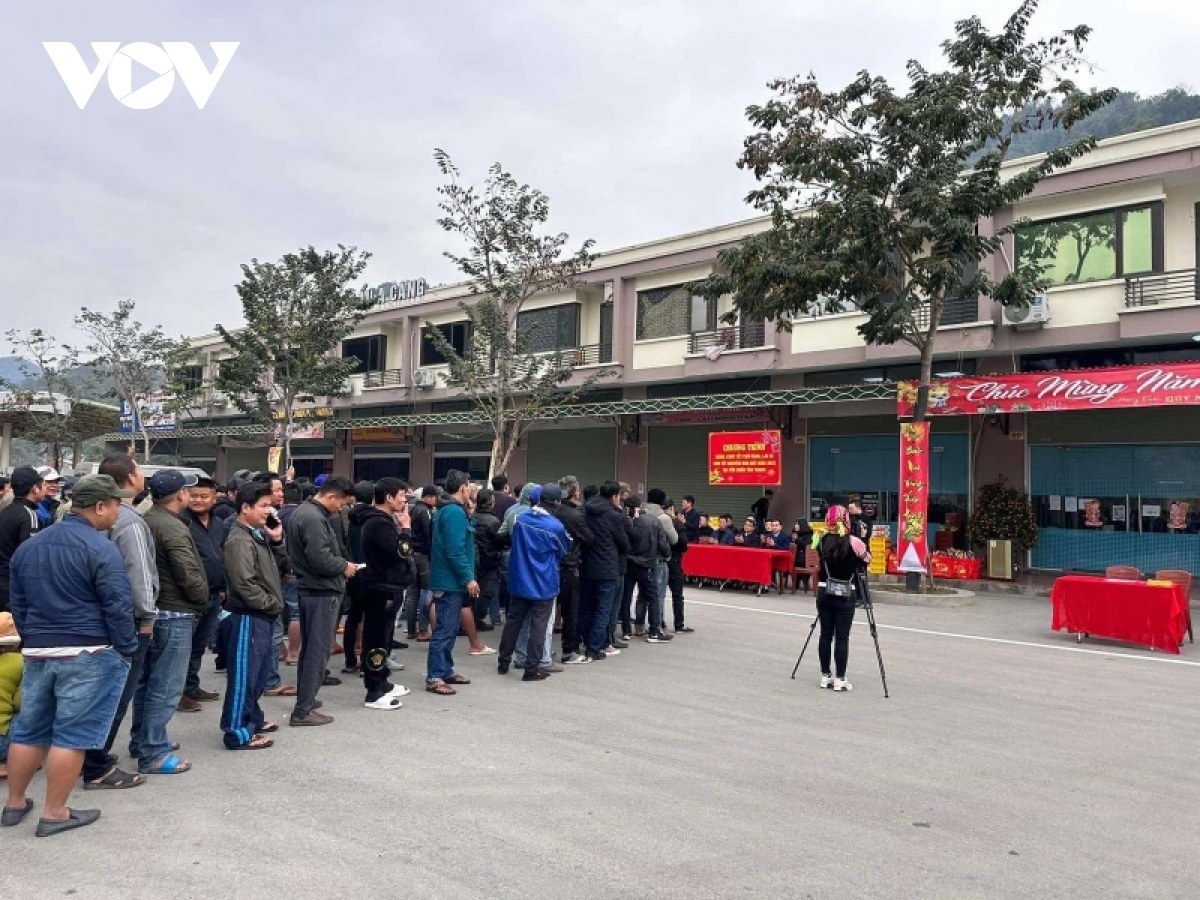 Gần 150 xe hàng xuất khẩu ngày mùng 3 Tết Nguyên đán ở Lạng Sơn - Ảnh 2. Gần 150 xe hàng xuất khẩu ngày mùng 3 Tết Nguyên đán ở Lạng Sơn - Ảnh 2.
