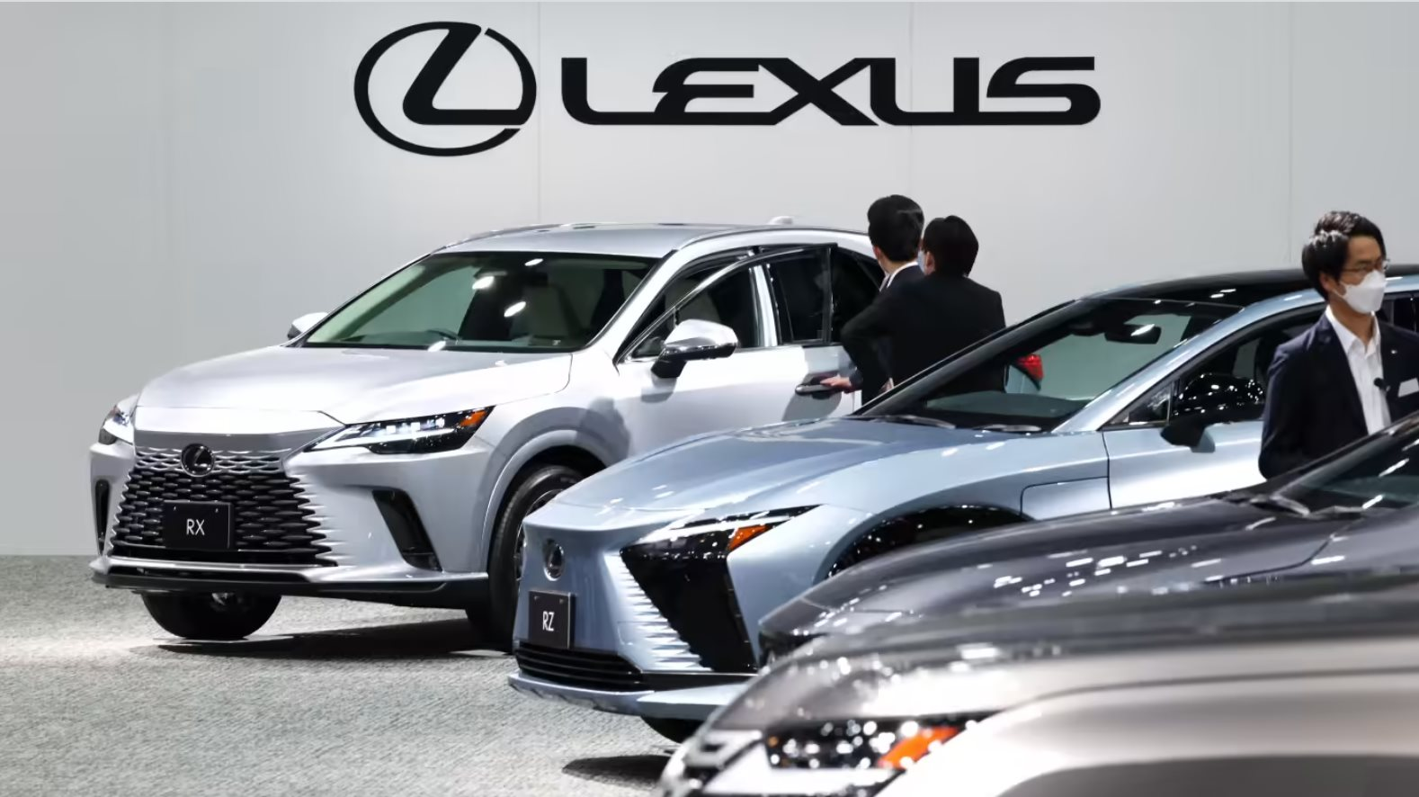 Xe hạng sang Lexus bán tại Việt Nam bị triệu hồi hàng loạt