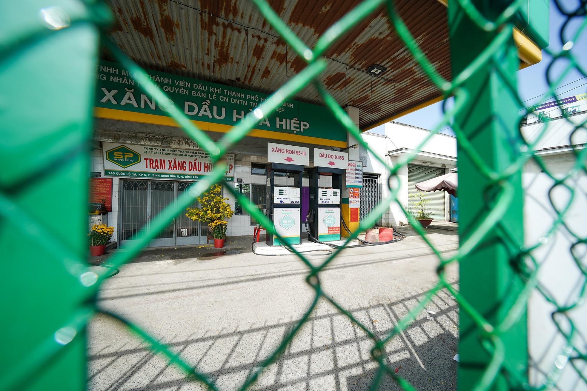 Hàng loạt cây xăng ở TPHCM tiếp tục đóng cửa mùng 4 Tết - Ảnh 5.