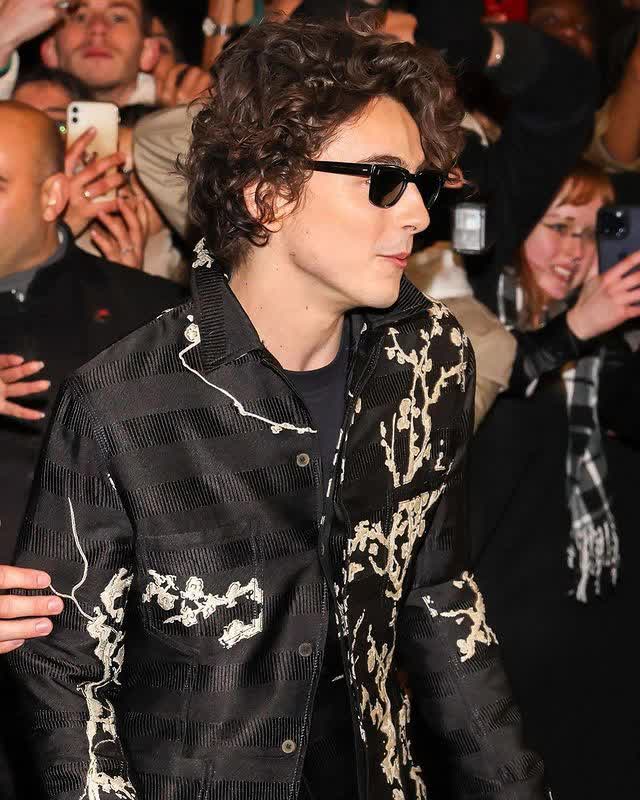 G-Dragon đọ dáng Timothée Chalamet tại Paris Fashion Week: Ảnh chất lượng thấp có dìm khí chất Fashion King? - Ảnh 2.